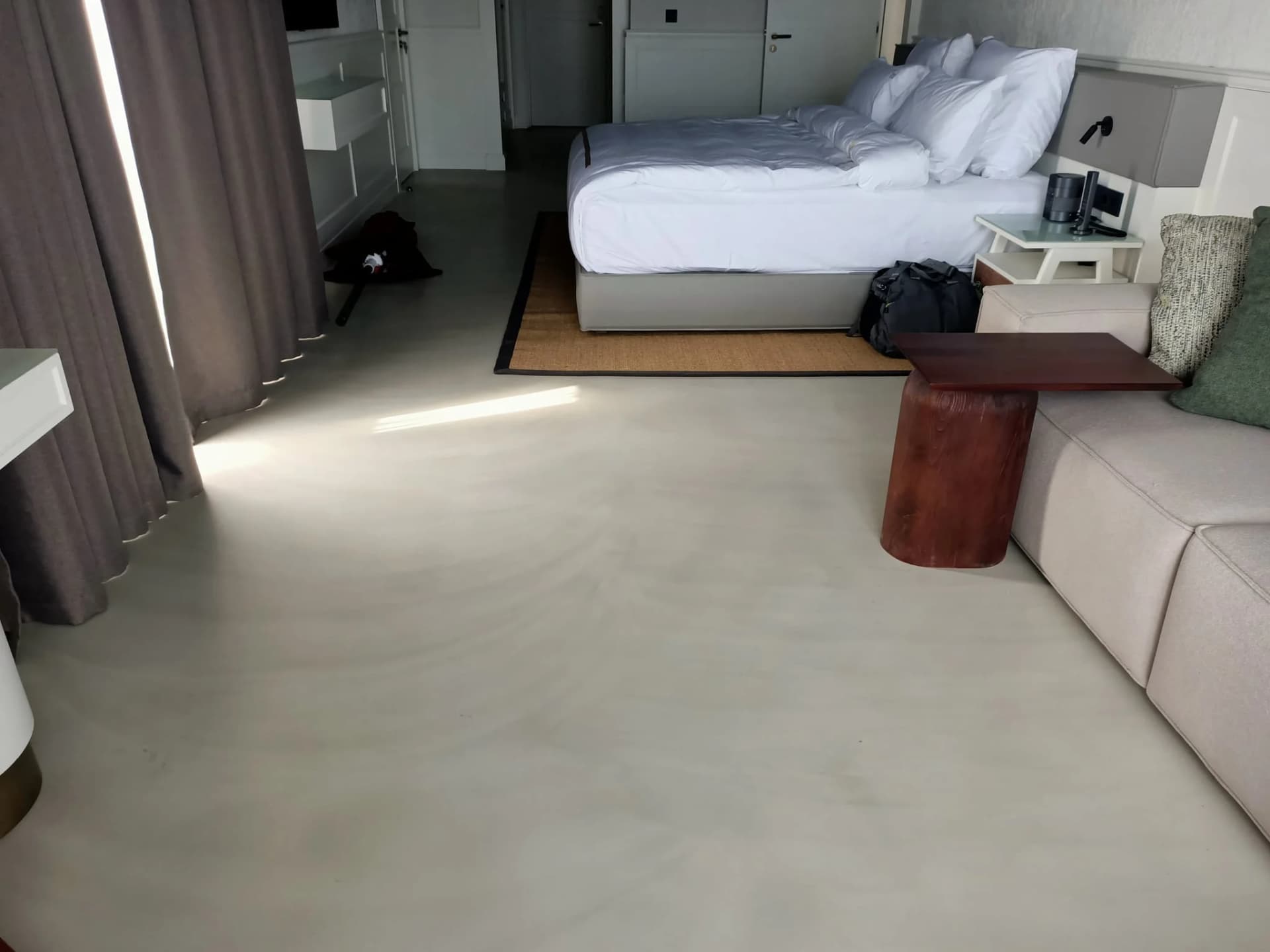 Otel odasında uygulanmış açık tonlu dekoratif zemin kaplaması