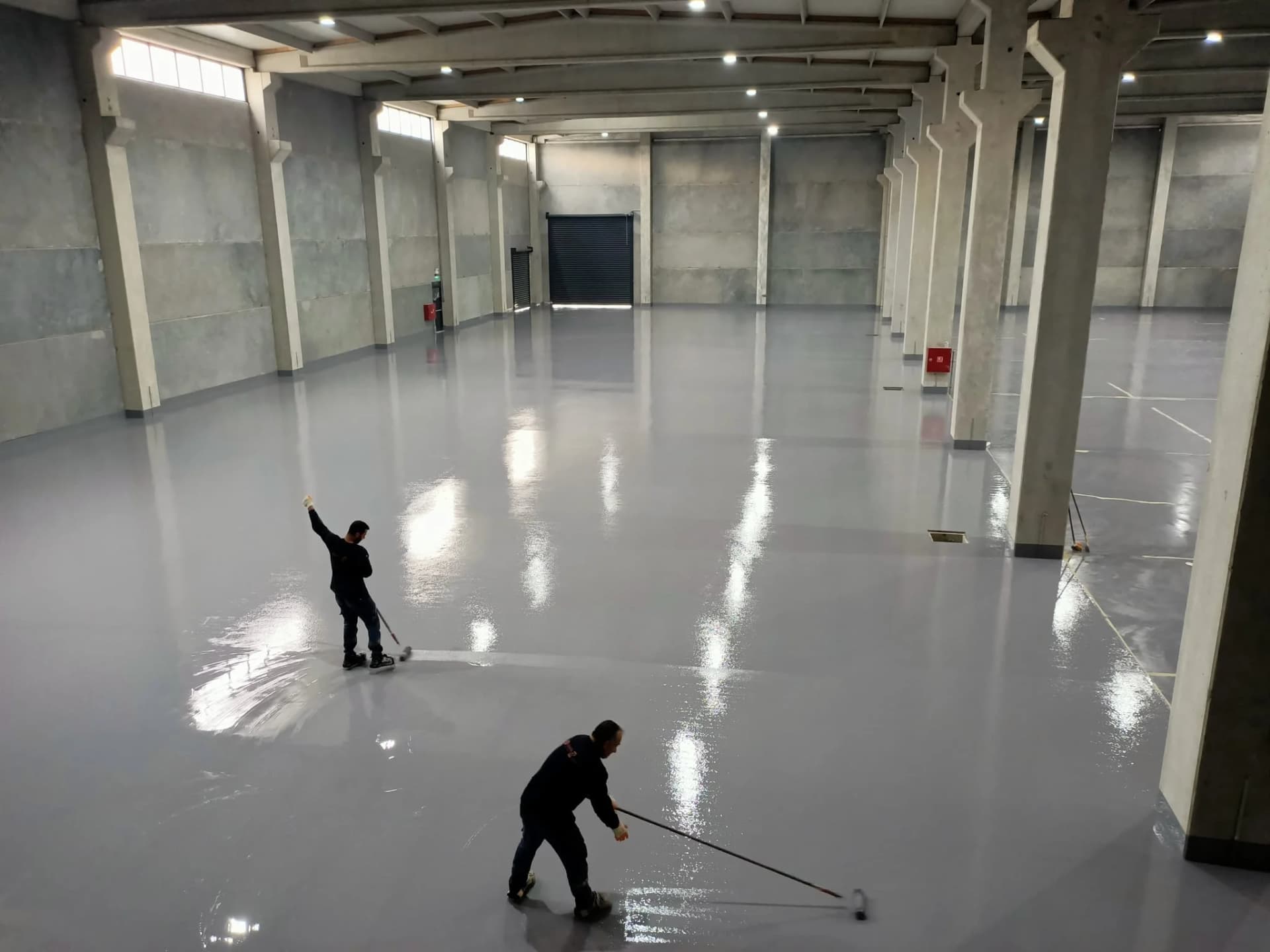 Fabrika holünde epoksi zemin uygulama çalışması