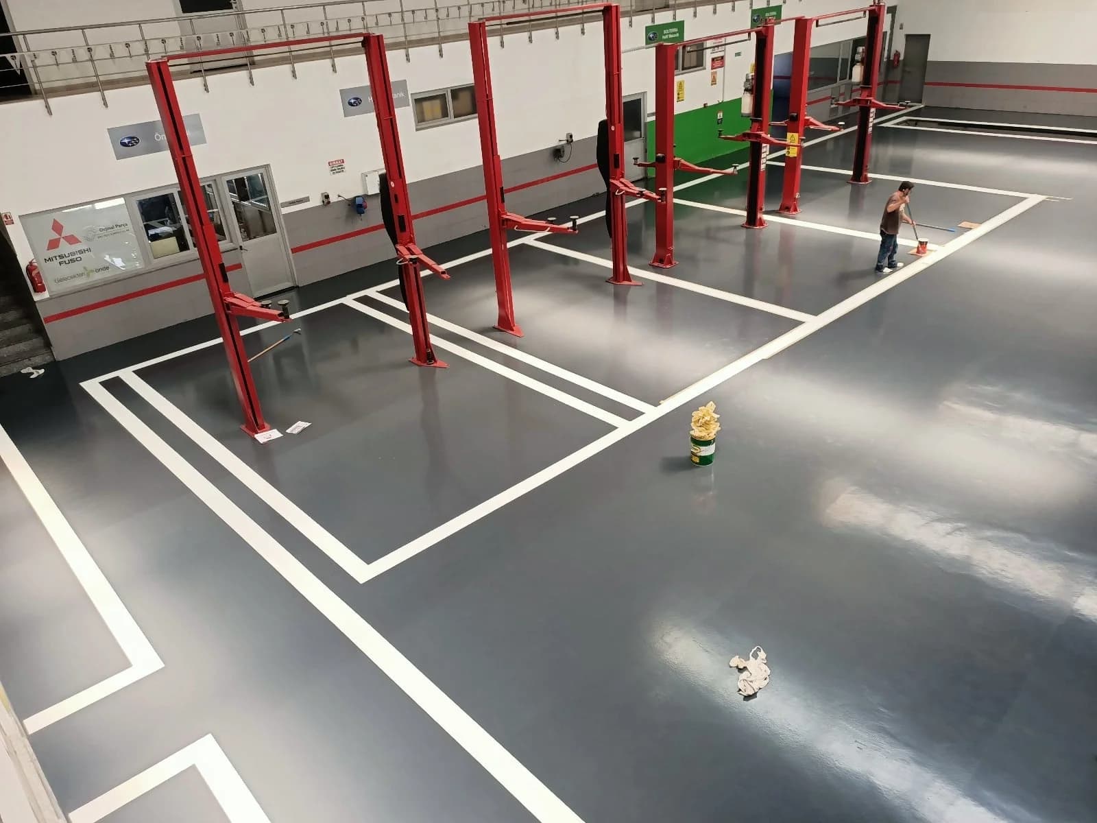 Otomotiv servis alanında epoksi zemin ve park çizgisi uygulaması