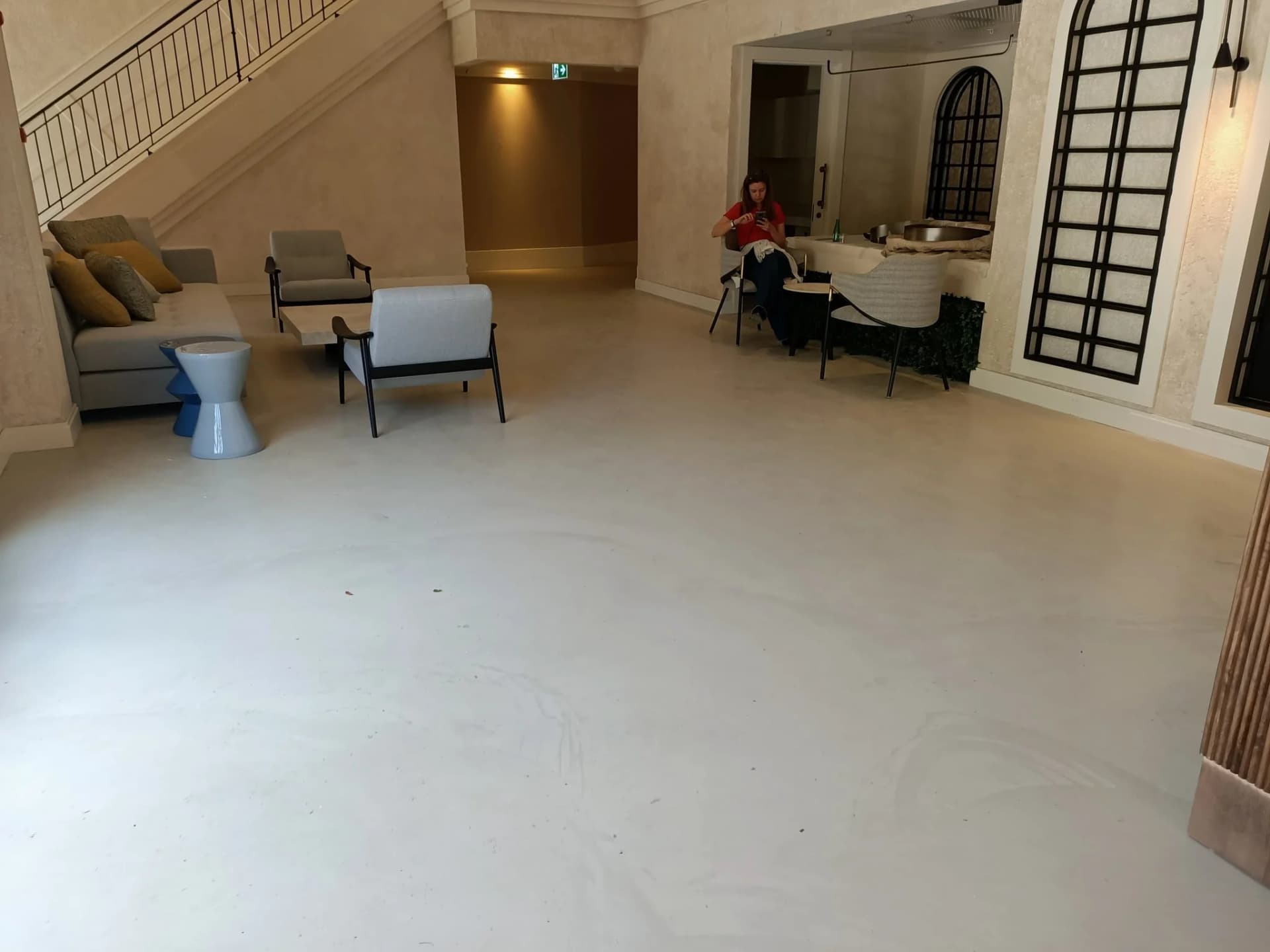 Otel lobisinde uygulanmış açık renkli dekoratif zemin kaplaması