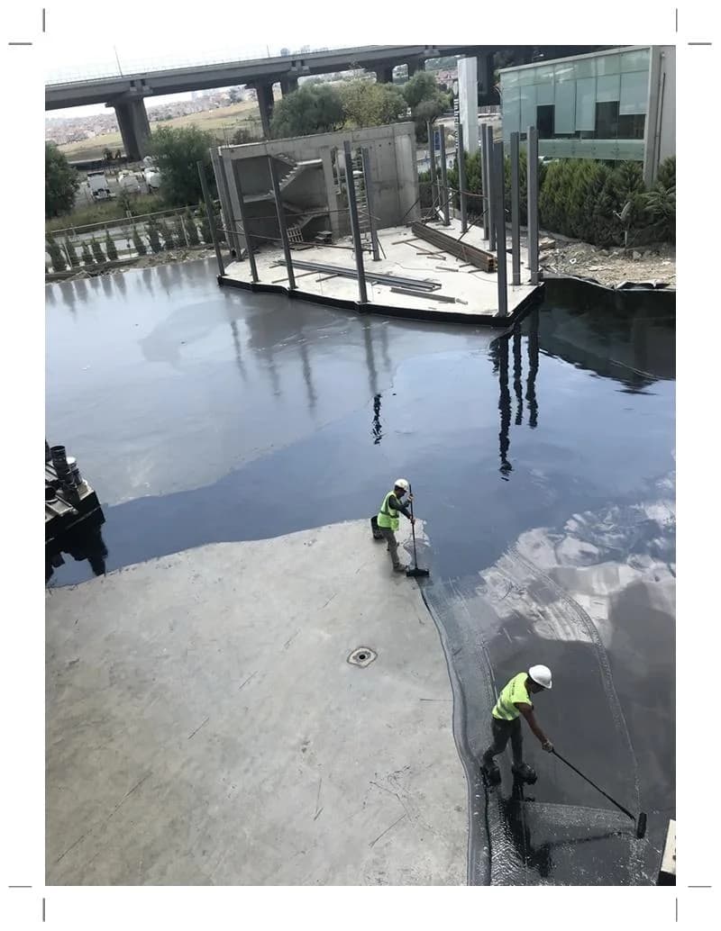 Beton döşemeye sıvı su yalıtımı uygulayan ekip