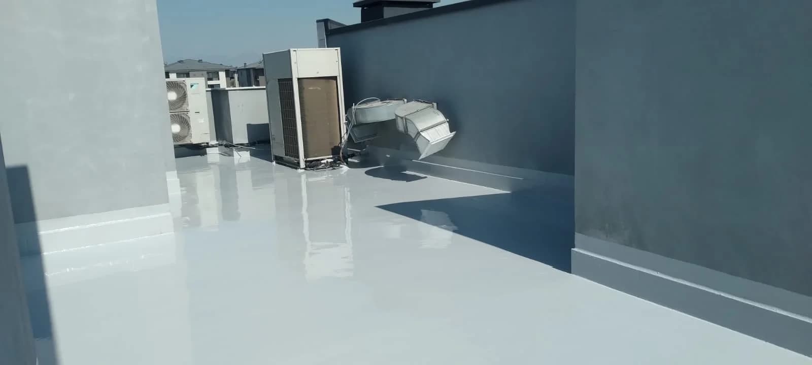 Çatı terasında uygulanmış beyaz su yalıtımı kaplaması